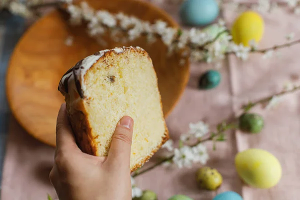 Paskalya Pastasının Yarısını Arka Planda Boyanmış Doğal Paskalya Yumurtalarının Üzerinde — Stok fotoğraf