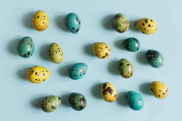 Feliz Pascua Pascuas Planas Elegantes Huevos Pascua Sobre Fondo Azul —  Fotos de Stock