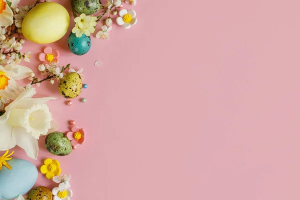 ピンクの背景には おしゃれなイースターエッグやキャンディ 花を咲かせます ハッピーイースター 天然の色鮮やかな卵と春の花を描いた 現代のグリーティングカードやバナー コピースペース — ストック写真