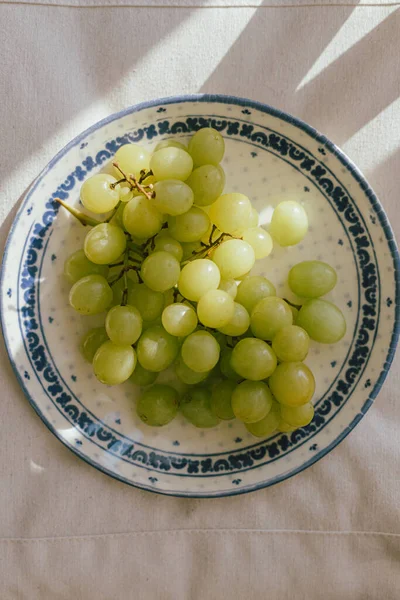 Fresh Grapes Sunlight Ceramic Plate Flat Lay Healthy Food Aesthetics — Stock fotografie