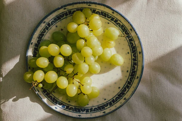 Fresh Grapes Sunlight Ceramic Plate Flat Lay Healthy Food Aesthetics — Fotografia de Stock