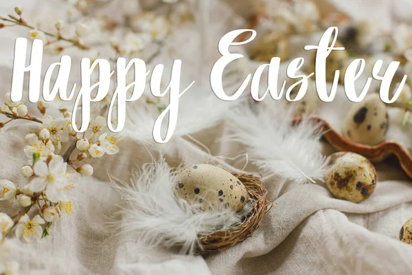 Frohe Ostern Auf Ostereiern Und Blühende Frühlingsblumen Auf Dem Rustikalen — Stockfoto