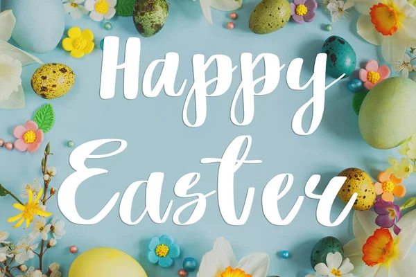 Paskalya Mutlu Paskalya Işaretleri Şık Yumurtalar Mavi Arka Planda Çiçek — Stok fotoğraf