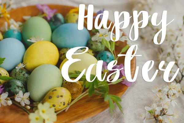 Happy Easter Tekstbord Stijlvolle Paaseieren Bloeiende Lentebloemen Houten Kom Rustieke — Stockfoto