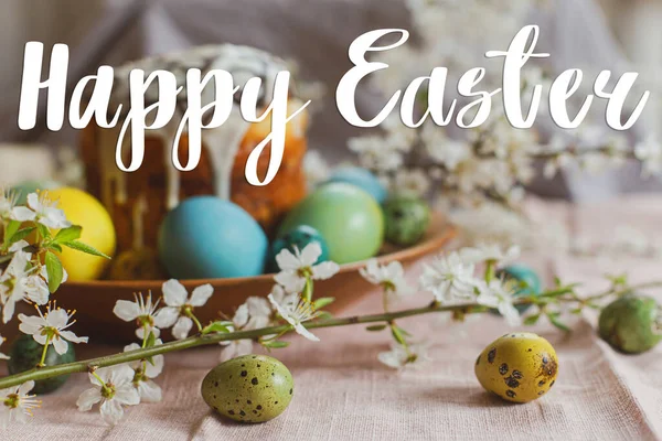 Feliz Signo Texto Pascua Huevos Naturales Teñidos Con Flores Primavera — Foto de Stock