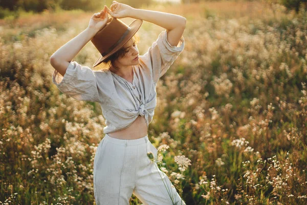 Mulher Boho Elegante Chapéu Posando Entre Flores Silvestres Luz Pôr — Fotografia de Stock