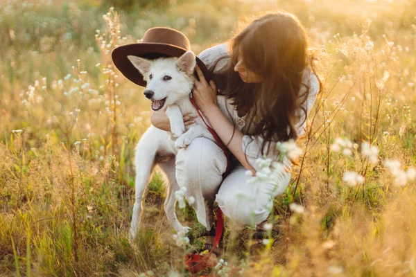 Elegante Mujer Feliz Jugando Con Perro Lindo Con Sombrero Entre — Foto de Stock