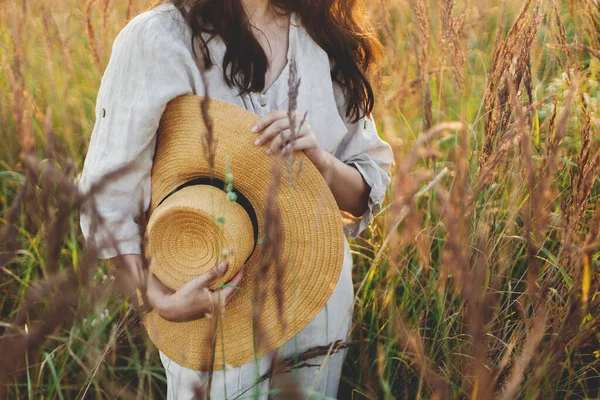 Elegante Mujer Boho Posando Con Sombrero Paja Mano Cerca Entre —  Fotos de Stock