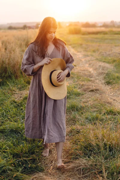 Stylish Woman Straw Hat Walking Oat Field Sunset Light Atmospheric — Stock Photo, Image