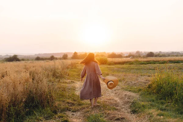 Стильная Женщина Соломенной Шляпе Танцующая Овсяном Поле Солнечном Свете Атмосферный — стоковое фото