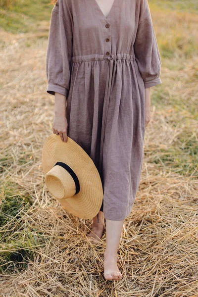 Woman Hat Hand Walking Barefoot Straw Field Sunset Light Cropped — Stock Photo, Image