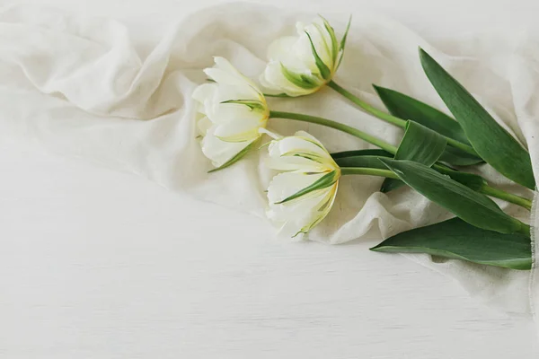 Krásné Bílé Tulipány Měkkou Tkaninou Venkovském Dřevěném Stole Prostorem Pro — Stock fotografie