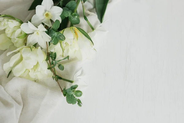 Schöne Weiße Tulpen Und Narzissen Auf Weichem Stoff Auf Rustikalem — Stockfoto