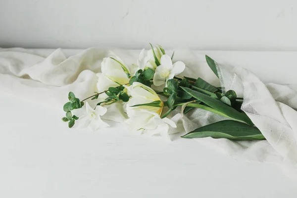 Красивые Белые Тюльпаны Нарциссы Мягкой Ткани Деревенском Деревянном Столе Счастливого — стоковое фото