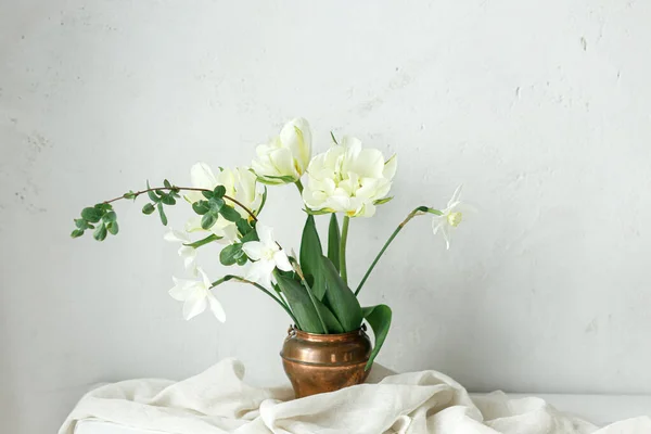 Mooie Witte Tulpen Narcissen Houten Tafel Tegen Een Rustieke Muur — Stockfoto