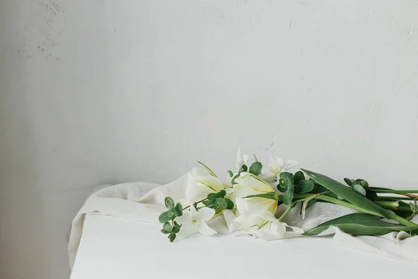 Hermosos Tulipanes Blancos Narcisos Sobre Tela Suave Sobre Mesa Madera —  Fotos de Stock