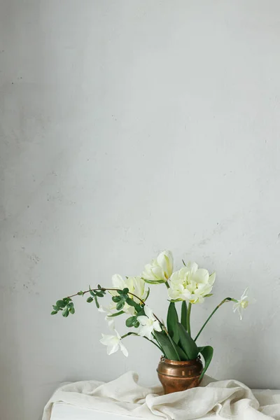 幸せな母の日 素朴な壁に対して木製のテーブルの上にヴィンテージの花瓶に美しい白いチューリップや水仙 スタイリッシュなシンプルな春の花束 花の静物画 女の日だ テキストのスペース — ストック写真