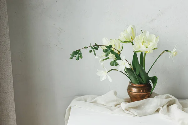Šťastný Den Matek Krásné Bílé Tulipány Narcisy Vinobraní Vázy Dřevěném — Stock fotografie
