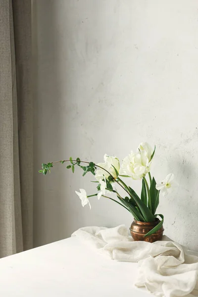 Belles Tulipes Blanches Jonquilles Sur Table Bois Contre Mur Rustique — Photo