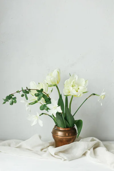 Szczęśliwego Dnia Matki Piękne Białe Tulipany Żonkile Zabytkowym Wazonie Drewnianym — Zdjęcie stockowe