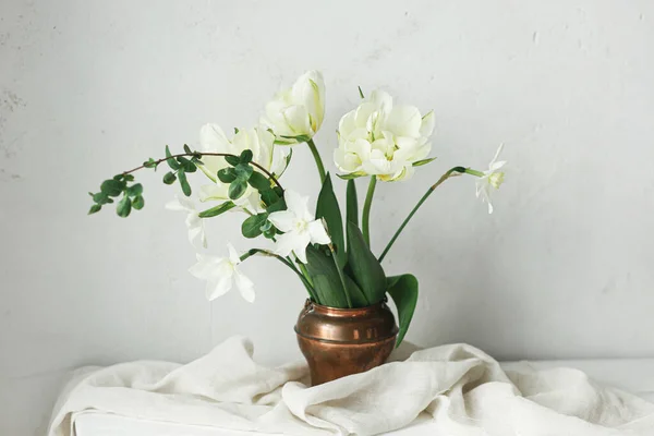 Schöne Weiße Tulpen Und Narzissen Vase Auf Holztisch Vor Rustikaler — Stockfoto