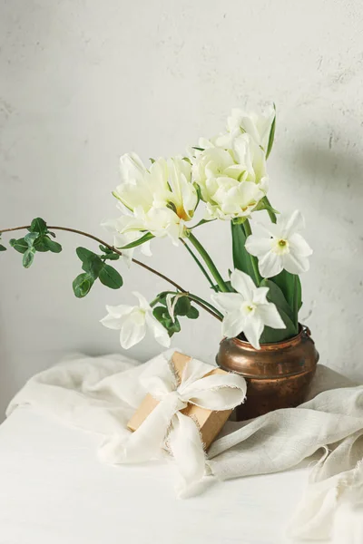 Piękny Biały Bukiet Pudełkiem Drewniany Stół Przeciwko Rustykalnej Ścianie Szczęśliwego — Zdjęcie stockowe
