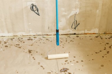 Paten fırçası alçı duvarlar için çok uygun. Ev ve ev yenileme konsepti. Yeni binadaki duvarların hazırlanma süreci