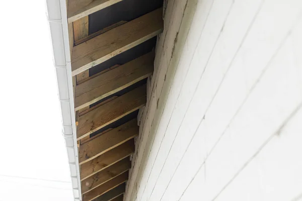 Telhado Inacabado Vigas Madeira Vapor Perto Novo Edifício Fazenda Moderna — Fotografia de Stock