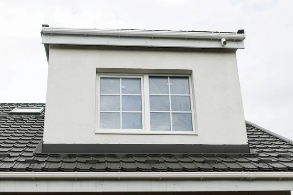Stylowy Budynek Niedokończoną Fasadą Białe Okna Nowoczesny Czarny Dach Dormer — Zdjęcie stockowe