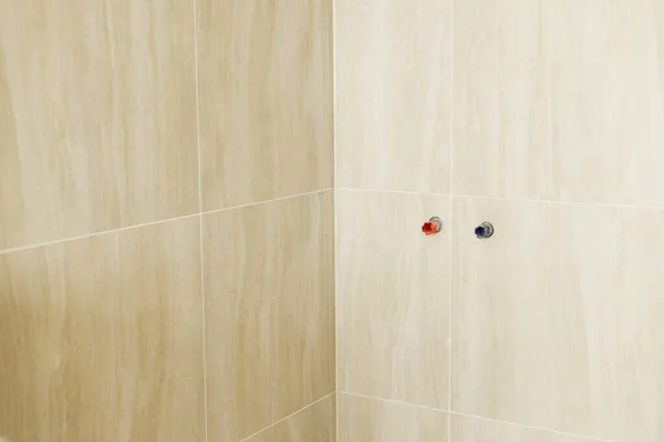 Wasserleitung Wand Und Travertin Fliesen Wand Und Boden Unfertigen Badezimmer — Stockfoto