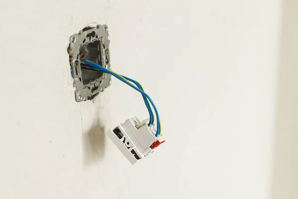 Skrzynka Elektryczna Gniazdkiem Przełącznikiem Instalacja Złącza Elektrycznego Tynkowanej Ścianie Budowa — Zdjęcie stockowe