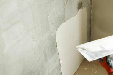 Alçı taşı ve spatulayla duvarları sıvayan bir işçi. Ev ve ev yenileme konsepti. # Yaklaş sıva ve becerikli ellerin malayla #