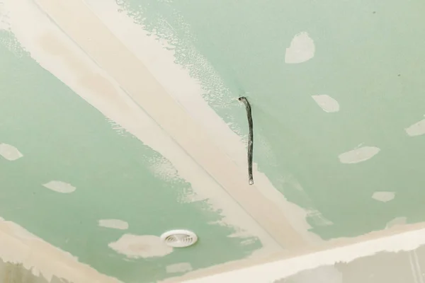 플라스틱 천장에 미완성 화장실의 장치가 개념의 떨어지는 천장을 — 스톡 사진