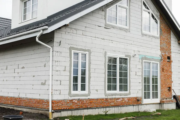 Tamamlanmamış Dış Görünüşü Beyaz Pencereleri Modern Siyah Çatısı Yurdu Olan — Stok fotoğraf