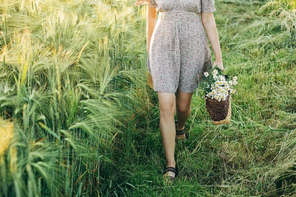 Vacker Kvinna Promenader Med Vilda Blommor Bukett Närbild Solnedgången Ljus — Stockfoto