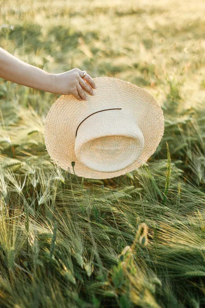Straw Hat Woman Hand Sunset Light Background Barley Field Stylish — Stock Photo, Image