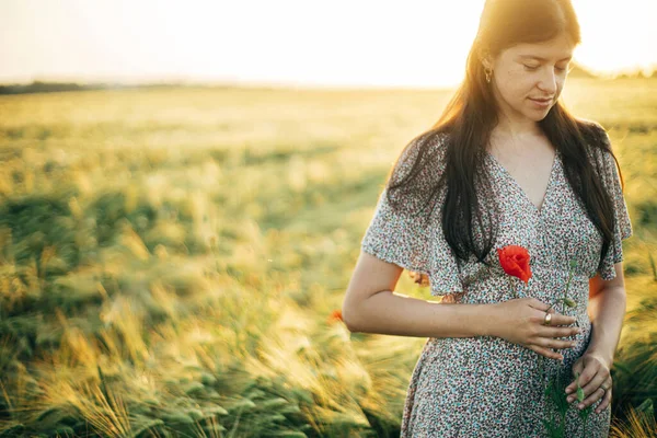 Beautiful Woman Holding Poppy Flower Sunset Light Barley Field Atmospheric — Stock Photo, Image
