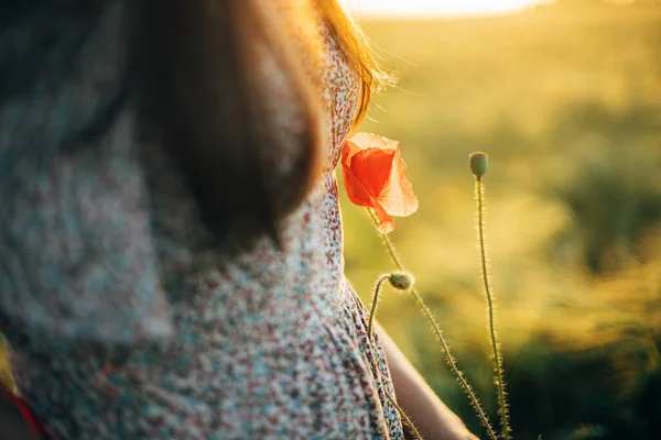 Schöne Mohnblume Bei Frau Floralem Kleid Aus Nächster Nähe Gerstenfeld — Stockfoto