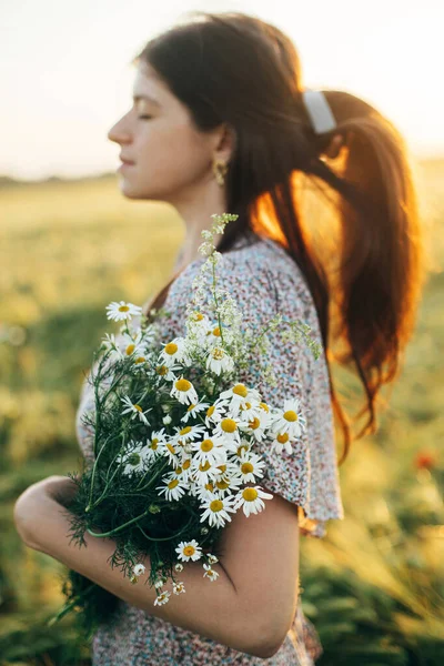 Wanita Cantik Dengan Bunga Liar Menikmati Matahari Terbenam Ladang Gandum — Stok Foto