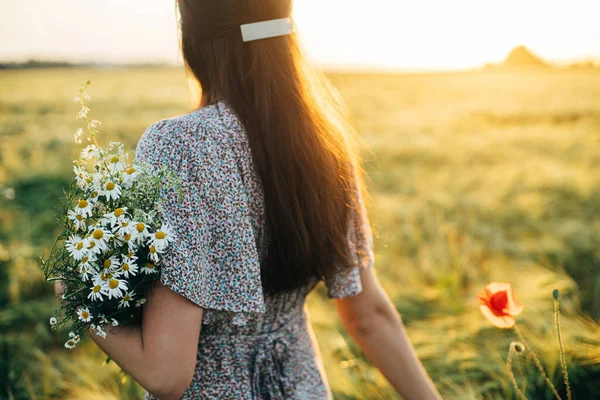 Gün Batımında Arpa Tarlasında Çiçek Buketi Taşıyan Güzel Bir Kadın — Stok fotoğraf