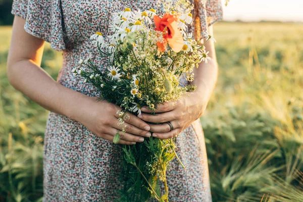 Gyönyörű Vadvirágok Csokor Női Kéz Közel Naplemente Fény Árpa Mező — Stock Fotó
