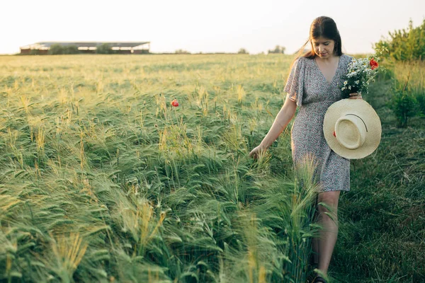 Beautiful Woman Straw Hat Wildflowers Enjoying Sunset Barley Field Atmospheric — Stock Photo, Image