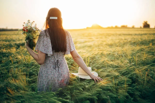 Красива Жінка Дикими Квітами Насолоджується Заходом Сонця Ячмінному Полі Атмосферний — стокове фото