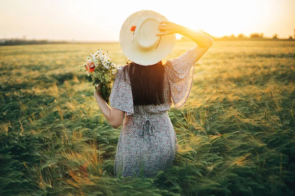 Schöne Frau Mit Wildblumen Genießt Den Sonnenuntergang Gerstenfeld Stimmungsvoller Ruhiger — Stockfoto