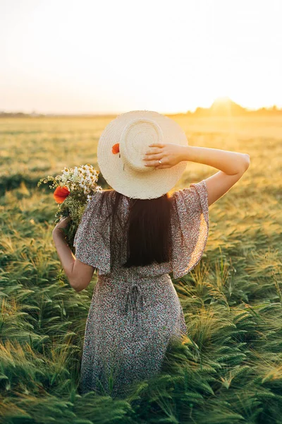 Schöne Frau Mit Wildblumen Genießt Den Sonnenuntergang Gerstenfeld Stimmungsvoller Ruhiger — Stockfoto