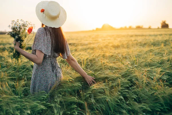 Schöne Frau Mit Hut Und Wildblumen Genießen Den Sonnenuntergang Gerstenfeld — Stockfoto