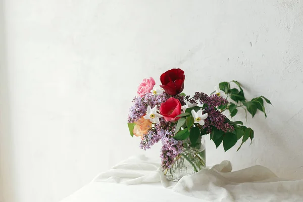 Stilvolles Bouquet Auf Rustikalem Holztisch Happy Mothers Day Frühlingsflieder Tulpen — Stockfoto