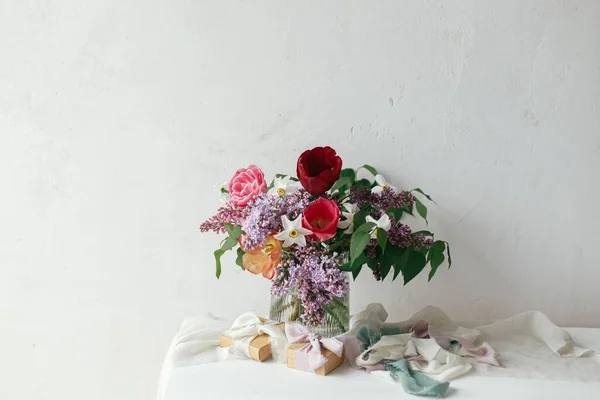 Bouquet Elegante Con Confezione Regalo Tavolo Legno Rustico Buona Festa — Foto Stock
