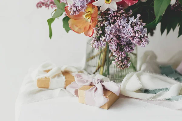 Szczęśliwego Dnia Matki Wiosenny Liliowy Tulipany Żonkile Układ Obecnych Pastelowych — Zdjęcie stockowe