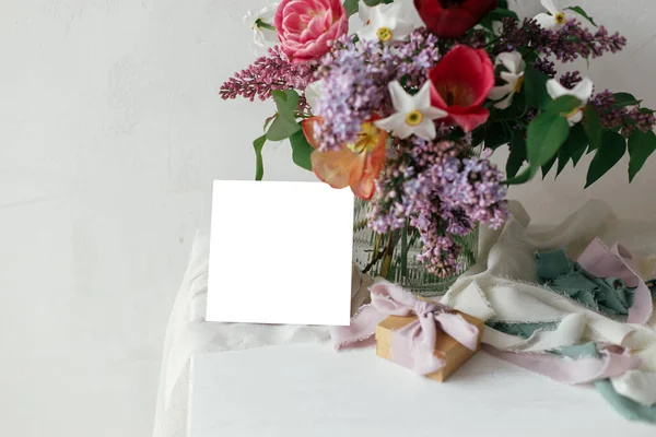 Ευχετήρια Κάρτα Mock Και Πασχαλιά Τουλίπες Νάρκισσους Λουλούδια Παρούσες Και — Φωτογραφία Αρχείου